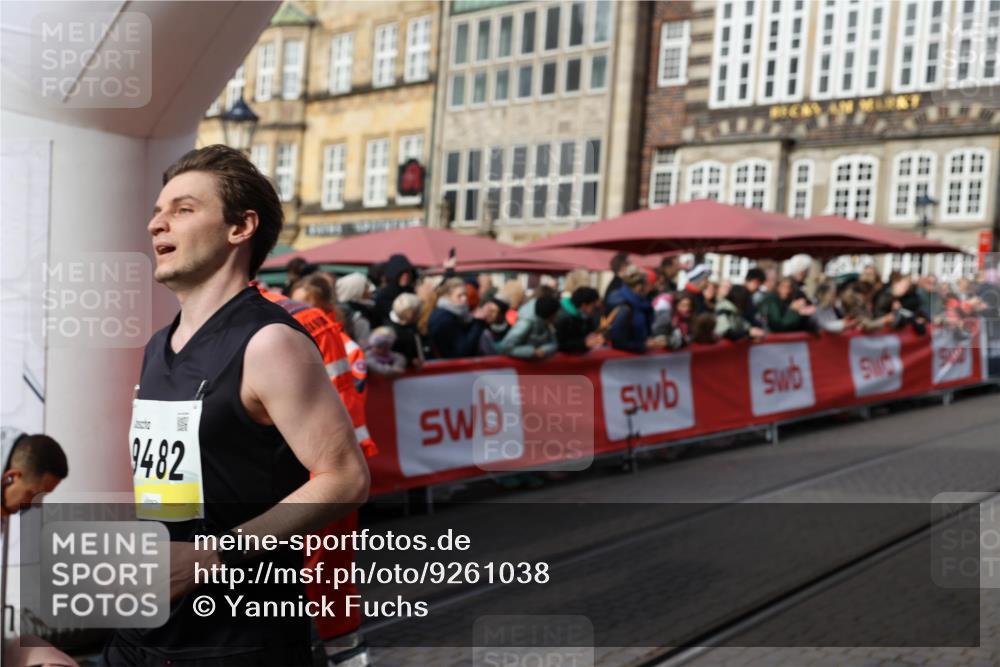 05.10.2025 - 20. swb-Marathon Bremen Yannick Fuchs http://msf.ph/oto/9261038 05.10.2025 10:48:54 Ziel 9261, 9482, 9674, 9729, 10799 meine-sportfotos.de