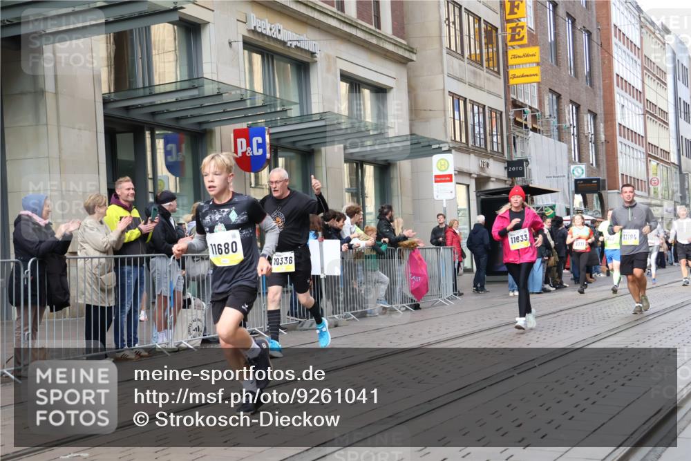 05.10.2025 - 20. swb-Marathon Bremen Strokosch-Dieckow http://msf.ph/oto/9261041 05.10.2025 11:01:06 Ziel 7908, 9278, 9286, 9322, 9371, 9432, 9613, 9925, 10030, 10056, 10157, 10324, 10336, 10544, 10562, 10762, 11194, 11223, 11463, 11493, 11597, 11633, 11680, 11688, 11732, 11733, 7908, 9278, 9286, 9322, 9371, 9432, 9613, 9925, 10030, 10056, 10157, 10324, 10336, 10544, 10562, 10762, 11194, 11223, 11463, 11493, 11597, 11633, 11680, 11688, 11732, 11733 meine-sportfotos.de