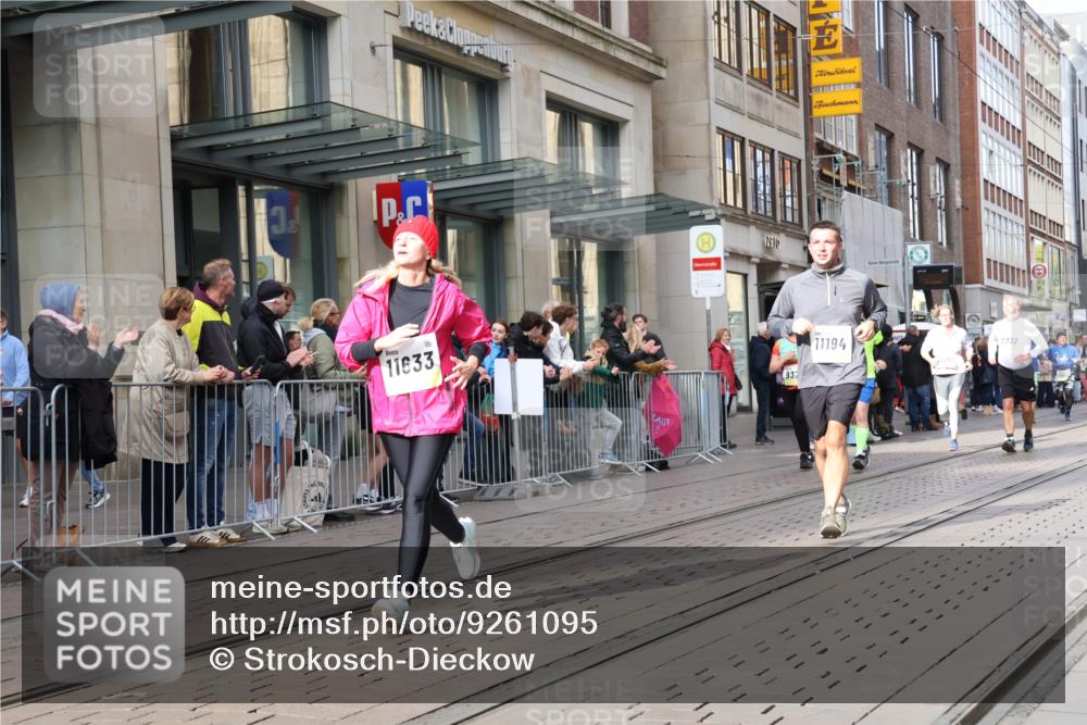 05.10.2025 - 20. swb-Marathon Bremen Strokosch-Dieckow http://msf.ph/oto/9261095 05.10.2025 11:01:08 Ziel 7908, 9278, 9286, 9322, 9371, 9432, 9925, 10026, 10030, 10056, 10157, 10324, 10336, 10562, 10762, 11194, 11223, 11463, 11493, 11633, 11680, 11688, 11732, 11733, 7908, 9278, 9286, 9322, 9371, 9432, 9925, 10026, 10030, 10056, 10157, 10324, 10336, 10562, 10762, 11194, 11223, 11463, 11493, 11633, 11680, 11688, 11732, 11733 meine-sportfotos.de
