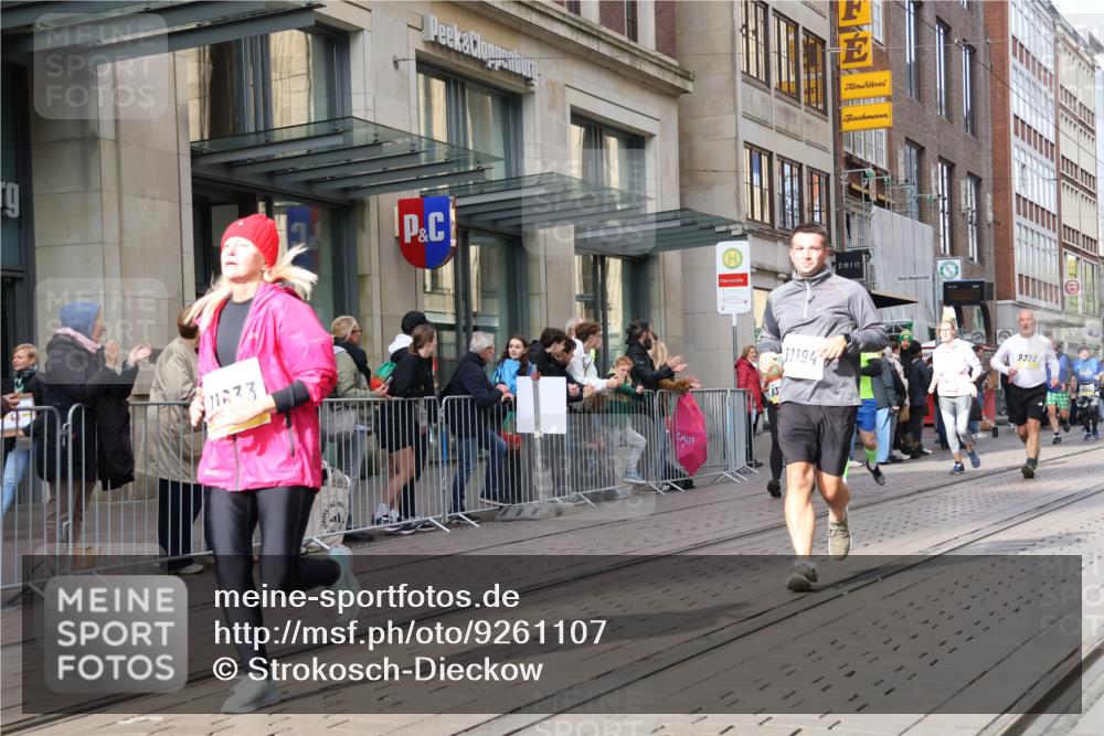 05.10.2025 - 20. swb-Marathon Bremen Strokosch-Dieckow http://msf.ph/oto/9261107 05.10.2025 11:01:09 Ziel 7908, 9278, 9286, 9322, 9371, 9432, 9925, 10026, 10030, 10056, 10157, 10324, 10336, 10562, 11194, 11223, 11463, 11493, 11633, 11680, 11688, 11732, 11733, 7908, 9278, 9286, 9322, 9371, 9432, 9925, 10026, 10030, 10056, 10157, 10324, 10336, 10562, 11194, 11223, 11463, 11493, 11633, 11680, 11688, 11732, 11733 meine-sportfotos.de