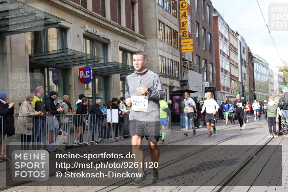 05.10.2025 - 20. swb-Marathon Bremen Strokosch-Dieckow http://msf.ph/oto/9261120 05.10.2025 11:01:10 Ziel 7908, 9269, 9278, 9286, 9322, 9371, 9432, 9782, 9925, 10026, 10030, 10056, 10157, 10324, 10336, 10562, 11194, 11223, 11463, 11493, 11633, 11688, 11732, 11733, 7908, 9269, 9278, 9286, 9322, 9371, 9432, 9782, 9925, 10026, 10030, 10056, 10157, 10324, 10336, 10562, 11194, 11223, 11463, 11493, 11633, 11688, 11732, 11733 meine-sportfotos.de
