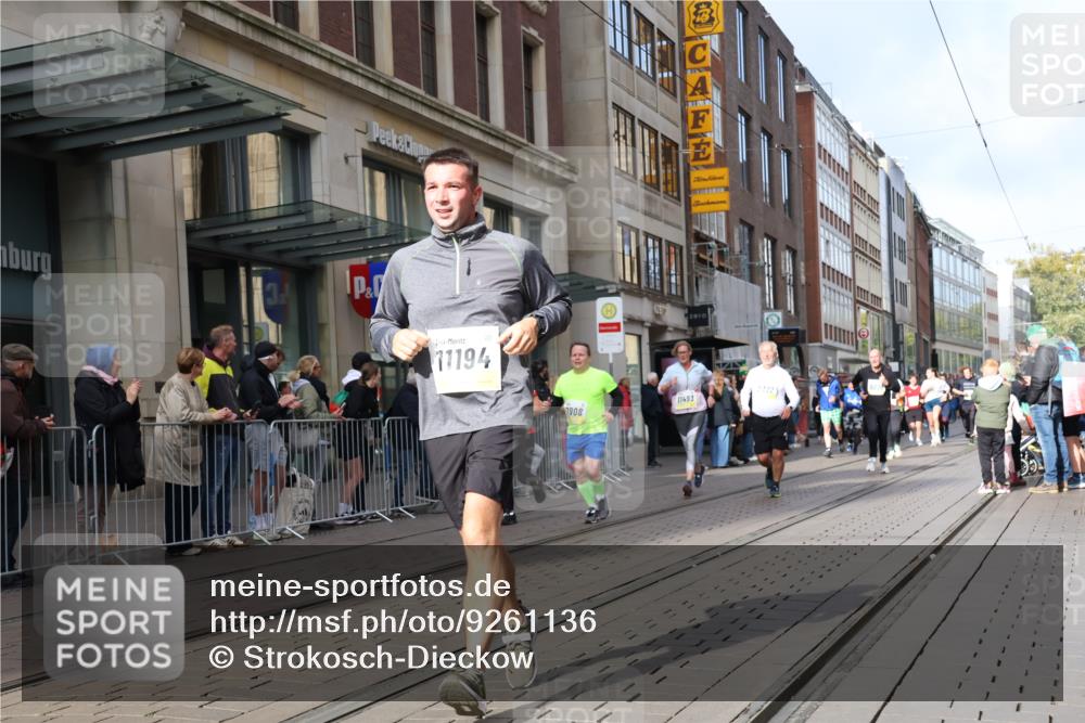 05.10.2025 - 20. swb-Marathon Bremen Strokosch-Dieckow http://msf.ph/oto/9261136 05.10.2025 11:01:10 Ziel 7908, 9269, 9278, 9286, 9322, 9371, 9432, 9782, 9925, 10026, 10030, 10056, 10157, 10324, 10336, 10562, 11194, 11223, 11463, 11493, 11633, 11688, 11732, 11733, 7908, 9269, 9278, 9286, 9322, 9371, 9432, 9782, 9925, 10026, 10030, 10056, 10157, 10324, 10336, 10562, 11194, 11223, 11463, 11493, 11633, 11688, 11732, 11733 meine-sportfotos.de