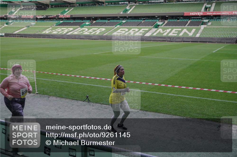 05.10.2025 - 20. swb-Marathon Bremen Michael Burmester http://msf.ph/oto/9261145 05.10.2025 10:59:29 Laufen im Stadion 9376, 10528, 11302 meine-sportfotos.de