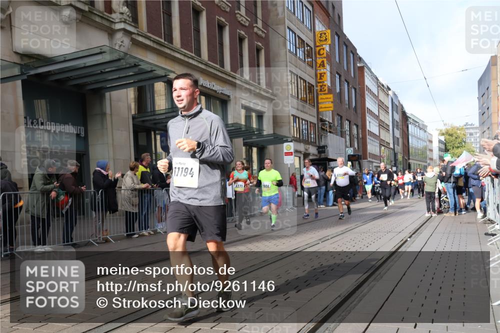 05.10.2025 - 20. swb-Marathon Bremen Strokosch-Dieckow http://msf.ph/oto/9261146 05.10.2025 11:01:11 Ziel 7908, 9269, 9278, 9286, 9294, 9322, 9371, 9432, 9782, 9925, 10026, 10030, 10056, 10157, 10324, 10336, 10370, 10562, 11194, 11223, 11463, 11493, 11633, 11688, 11732, 11733, 7908, 9269, 9278, 9286, 9294, 9322, 9371, 9432, 9782, 9925, 10026, 10030, 10056, 10157, 10324, 10336, 10370, 10562, 11194, 11223, 11463, 11493, 11633, 11688, 11732, 11733 meine-sportfotos.de