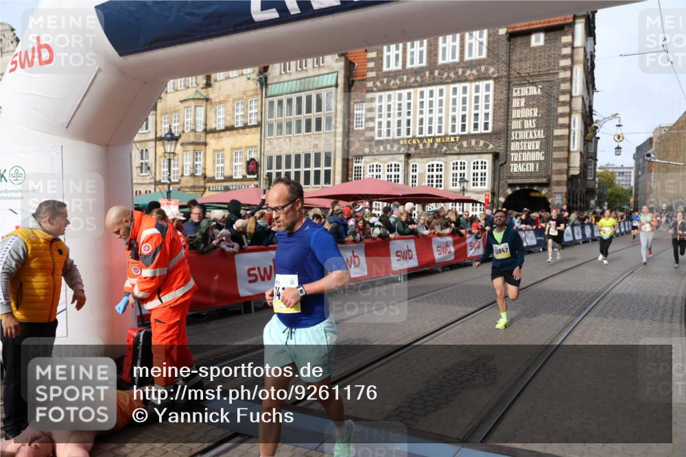 05.10.2025 - 20. swb-Marathon Bremen Yannick Fuchs http://msf.ph/oto/9261176 05.10.2025 10:48:58 Ziel 7414, 9255, 9261, 9482, 9674, 10047, 10799 meine-sportfotos.de