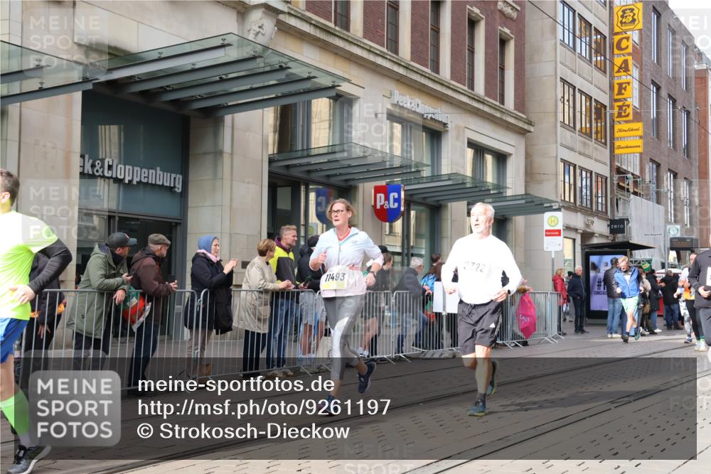 05.10.2025 - 20. swb-Marathon Bremen Strokosch-Dieckow http://msf.ph/oto/9261197 05.10.2025 11:01:13 Ziel 7908, 9189, 9269, 9278, 9286, 9294, 9322, 9371, 9432, 9782, 10026, 10030, 10056, 10157, 10324, 10336, 10370, 10562, 10903, 10904, 11194, 11223, 11463, 11493, 11633, 11688, 11732, 11733, 7908, 9189, 9269, 9278, 9286, 9294, 9322, 9371, 9432, 9782, 10026, 10030, 10056, 10157, 10324, 10336, 10370, 10562, 10903, 10904, 11194, 11223, 11463, 11493, 11633, 11688, 11732, 11733 meine-sportfotos.de