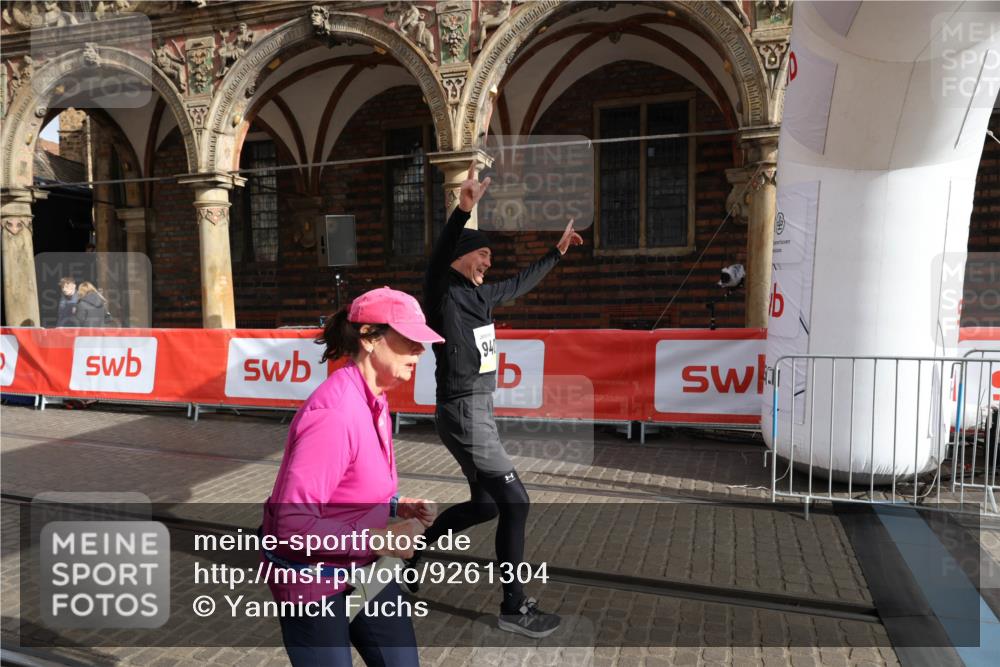 05.10.2025 - 20. swb-Marathon Bremen Yannick Fuchs http://msf.ph/oto/9261304 05.10.2025 11:20:56 Ziel 9405, 10012, 11643 meine-sportfotos.de