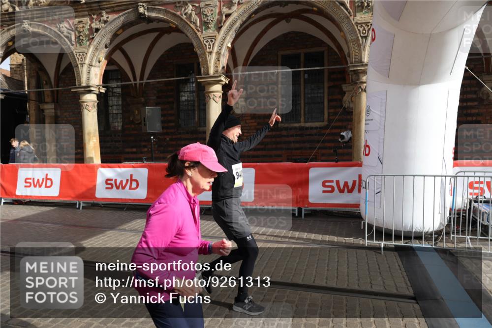 05.10.2025 - 20. swb-Marathon Bremen Yannick Fuchs http://msf.ph/oto/9261313 05.10.2025 11:20:56 Ziel 9405, 10012, 11643 meine-sportfotos.de