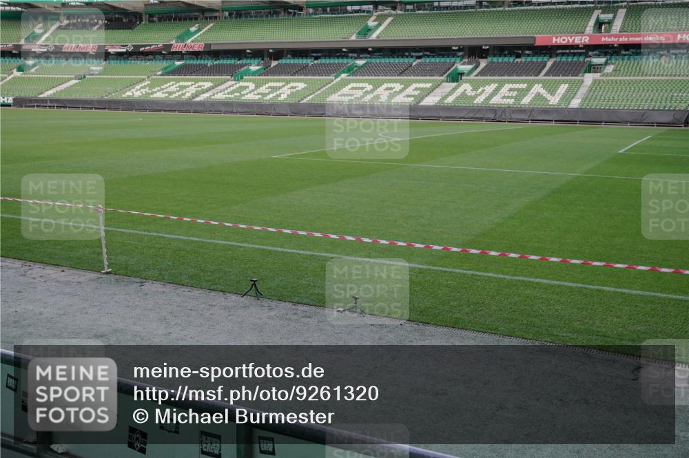 05.10.2025 - 20. swb-Marathon Bremen Michael Burmester http://msf.ph/oto/9261320 05.10.2025 10:59:43 Laufen im Stadion 10528, 9376, 10528, 11302 meine-sportfotos.de