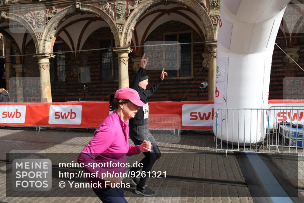 05.10.2025 - 20. swb-Marathon Bremen Yannick Fuchs http://msf.ph/oto/9261321 05.10.2025 11:20:56 Ziel 9405, 10012, 11643 meine-sportfotos.de