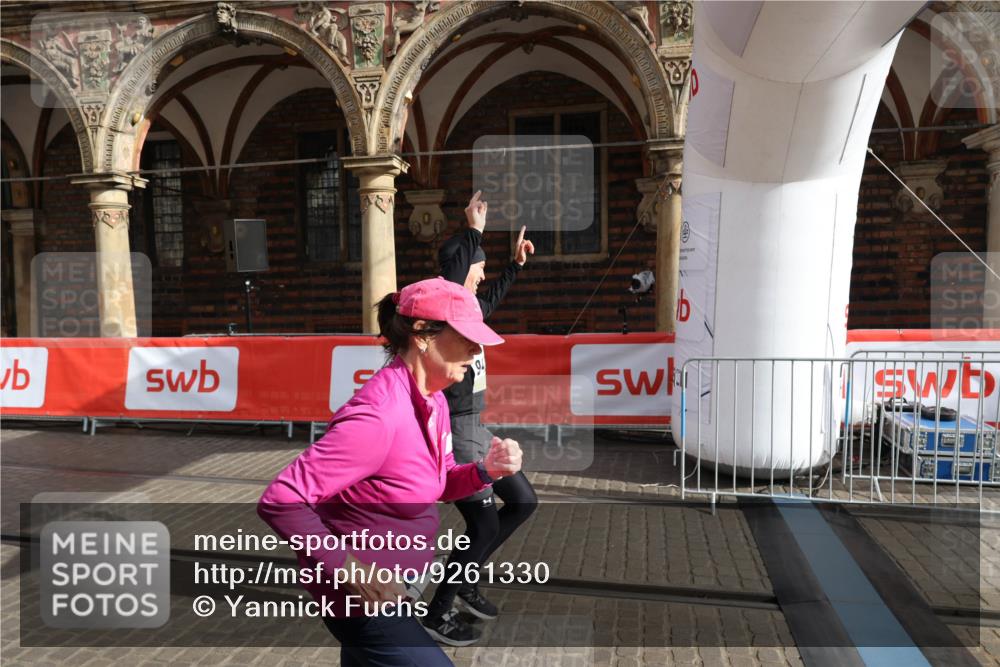 05.10.2025 - 20. swb-Marathon Bremen Yannick Fuchs http://msf.ph/oto/9261330 05.10.2025 11:20:56 Ziel 9405, 10012, 11643 meine-sportfotos.de