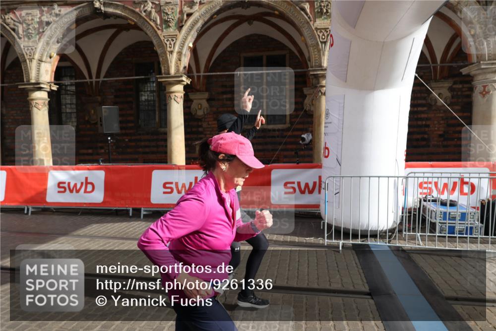 05.10.2025 - 20. swb-Marathon Bremen Yannick Fuchs http://msf.ph/oto/9261336 05.10.2025 11:20:56 Ziel 9405, 10012, 11643 meine-sportfotos.de