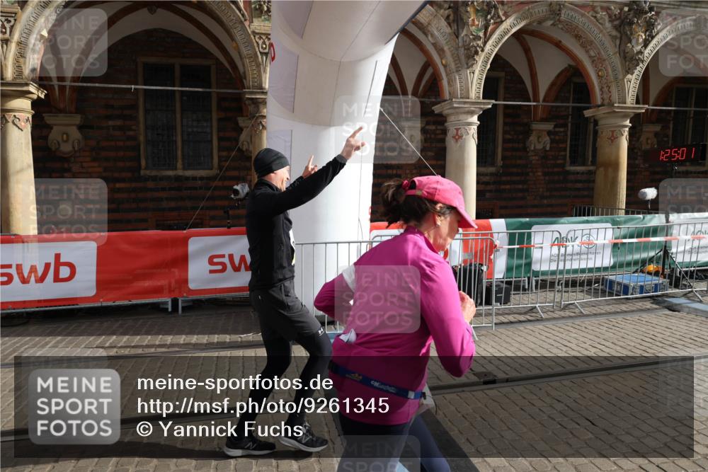 05.10.2025 - 20. swb-Marathon Bremen Yannick Fuchs http://msf.ph/oto/9261345 05.10.2025 11:20:57 Ziel 9405, 10012, 11643 meine-sportfotos.de
