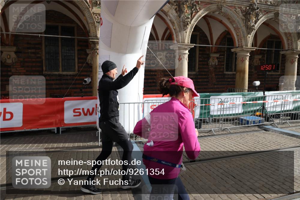 05.10.2025 - 20. swb-Marathon Bremen Yannick Fuchs http://msf.ph/oto/9261354 05.10.2025 11:20:57 Ziel 9405, 10012, 11643 meine-sportfotos.de