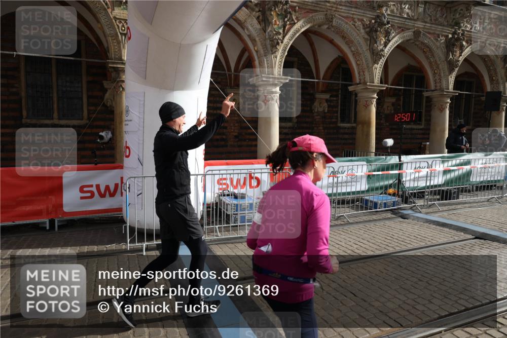 05.10.2025 - 20. swb-Marathon Bremen Yannick Fuchs http://msf.ph/oto/9261369 05.10.2025 11:20:57 Ziel 9405, 10012, 11643 meine-sportfotos.de