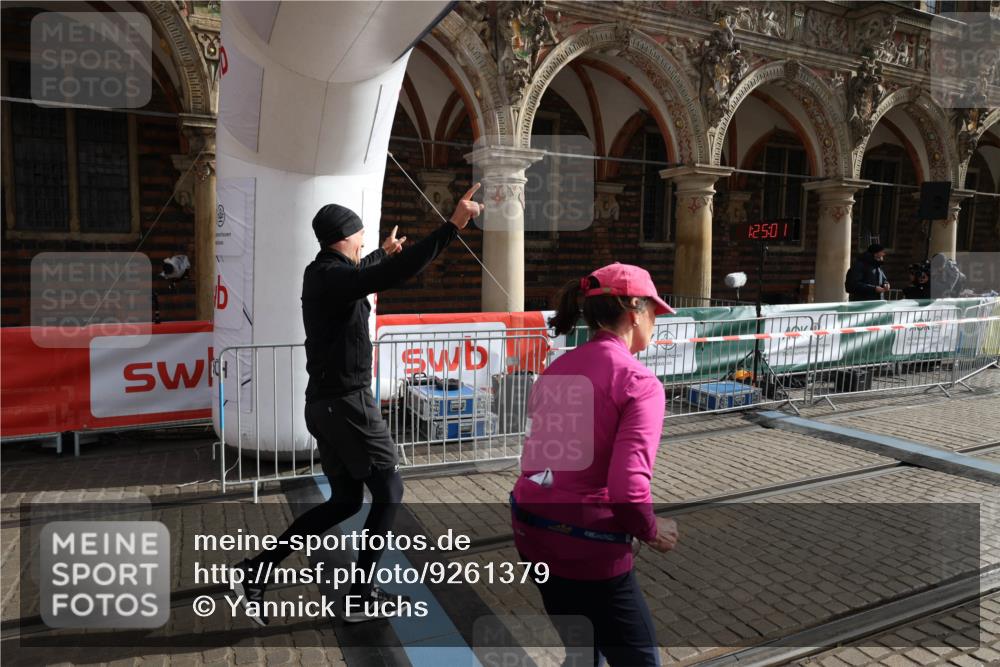 05.10.2025 - 20. swb-Marathon Bremen Yannick Fuchs http://msf.ph/oto/9261379 05.10.2025 11:20:57 Ziel 9405, 10012, 11643 meine-sportfotos.de