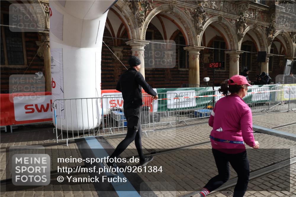 05.10.2025 - 20. swb-Marathon Bremen Yannick Fuchs http://msf.ph/oto/9261384 05.10.2025 11:20:57 Ziel 9405, 10012, 11643 meine-sportfotos.de