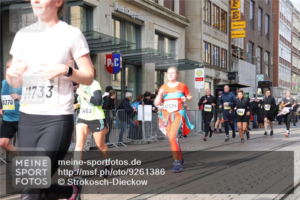 05.10.2025 - 20. swb-Marathon Bremen Strokosch-Dieckow http://msf.ph/oto/9261386 05.10.2025 11:01:22 Ziel 7908, 9189, 9237, 9269, 9278, 9286, 9294, 9322, 9365, 9371, 9432, 9655, 9782, 10004, 10026, 10030, 10056, 10157, 10324, 10336, 10370, 10558, 10562, 10903, 10904, 11223, 11463, 11493, 11647, 11732, 11733, 7908, 9189, 9237, 9269, 9278, 9286, 9294, 9322, 9365, 9371, 9432, 9655, 9782, 10004, 10026, 10030, 10056, 10157, 10324, 10336, 10370, 10558, 10562, 10903, 10904, 11223, 11463, 11493, 11647, 11732, 11733 meine-sportfotos.de