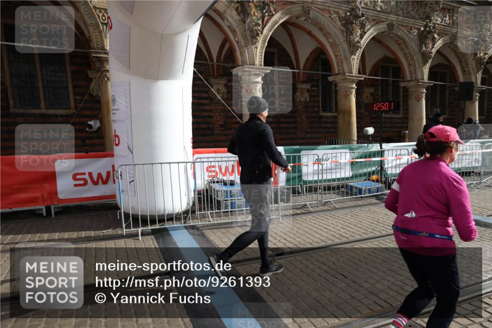 05.10.2025 - 20. swb-Marathon Bremen Yannick Fuchs http://msf.ph/oto/9261393 05.10.2025 11:20:57 Ziel 9405, 10012, 11643 meine-sportfotos.de