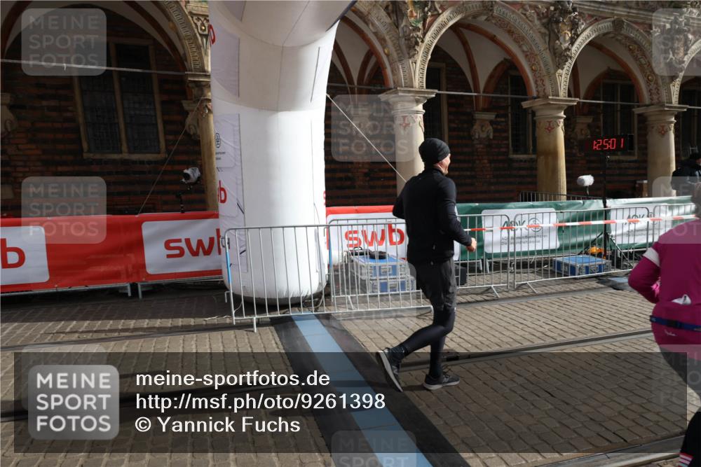 05.10.2025 - 20. swb-Marathon Bremen Yannick Fuchs http://msf.ph/oto/9261398 05.10.2025 11:20:57 Ziel 9405, 10012, 11643 meine-sportfotos.de