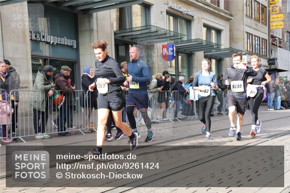 05.10.2025 - 20. swb-Marathon Bremen Strokosch-Dieckow http://msf.ph/oto/9261424 05.10.2025 11:01:25 Ziel 9189, 9237, 9269, 9278, 9294, 9322, 9365, 9432, 9655, 9782, 10004, 10026, 10030, 10056, 10324, 10370, 10558, 10562, 10837, 10903, 10904, 11223, 11415, 11463, 11493, 11647, 11732, 11733, 9189, 9237, 9269, 9278, 9294, 9322, 9365, 9432, 9655, 9782, 10004, 10026, 10030, 10056, 10324, 10370, 10558, 10562, 10837, 10903, 10904, 11223, 11415, 11463, 11493, 11647, 11732, 11733 meine-sportfotos.de