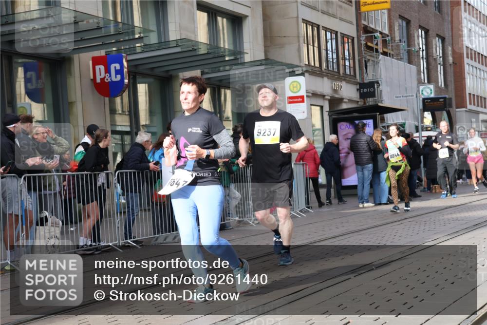 05.10.2025 - 20. swb-Marathon Bremen Strokosch-Dieckow http://msf.ph/oto/9261440 05.10.2025 11:01:30 Ziel 9189, 9237, 9269, 9294, 9324, 9365, 9432, 9536, 9655, 9782, 10004, 10026, 10370, 10558, 10562, 10837, 10855, 10879, 10887, 10903, 10904, 10944, 11415, 11463, 11647, 11732, 11733, 9189, 9237, 9269, 9294, 9324, 9365, 9432, 9536, 9655, 9782, 10004, 10026, 10370, 10558, 10562, 10837, 10855, 10879, 10887, 10903, 10904, 10944, 11415, 11463, 11647, 11732, 11733 meine-sportfotos.de