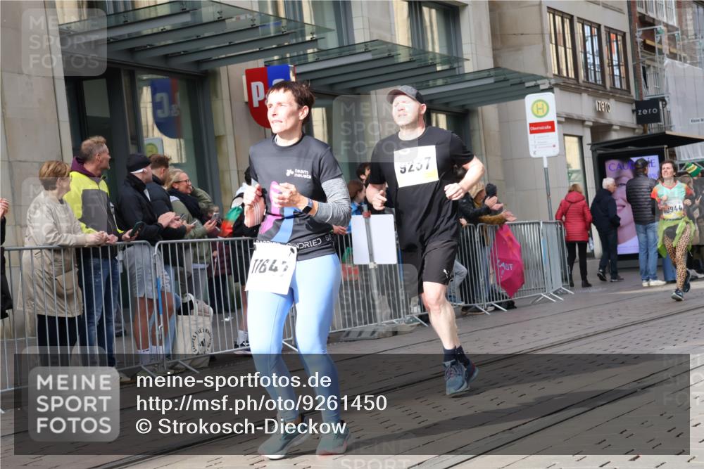05.10.2025 - 20. swb-Marathon Bremen Strokosch-Dieckow http://msf.ph/oto/9261450 05.10.2025 11:01:31 Ziel 9189, 9237, 9269, 9294, 9324, 9365, 9536, 9655, 9782, 10004, 10026, 10370, 10558, 10562, 10837, 10855, 10879, 10887, 10903, 10904, 10944, 11415, 11463, 11647, 11732, 11733, 9189, 9237, 9269, 9294, 9324, 9365, 9536, 9655, 9782, 10004, 10026, 10370, 10558, 10562, 10837, 10855, 10879, 10887, 10903, 10904, 10944, 11415, 11463, 11647, 11732, 11733 meine-sportfotos.de