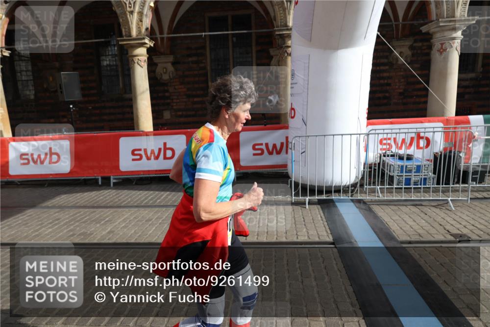05.10.2025 - 20. swb-Marathon Bremen Yannick Fuchs http://msf.ph/oto/9261499 05.10.2025 11:20:59 Ziel 9405, 10012, 11643 meine-sportfotos.de