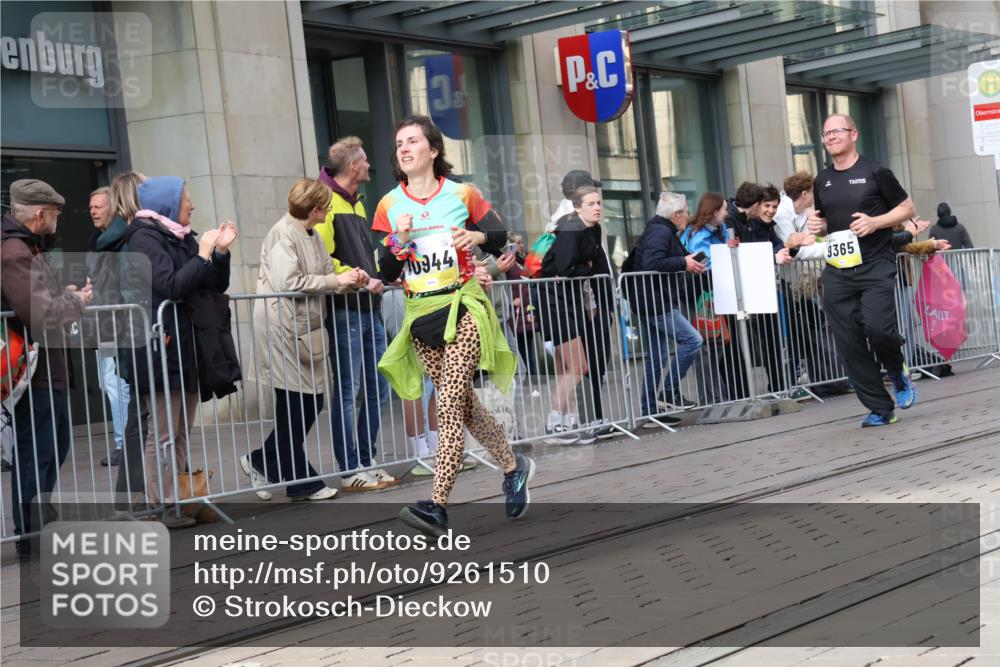 05.10.2025 - 20. swb-Marathon Bremen Strokosch-Dieckow http://msf.ph/oto/9261510 05.10.2025 11:01:35 Ziel 9189, 9237, 9269, 9294, 9324, 9365, 9426, 9536, 9655, 9686, 9782, 10004, 10301, 10370, 10558, 10837, 10855, 10879, 10887, 10903, 10904, 10944, 11014, 11415, 11459, 11647, 9189, 9237, 9269, 9294, 9324, 9365, 9426, 9536, 9655, 9686, 9782, 10004, 10301, 10370, 10558, 10837, 10855, 10879, 10887, 10903, 10904, 10944, 11014, 11415, 11459, 11647 meine-sportfotos.de