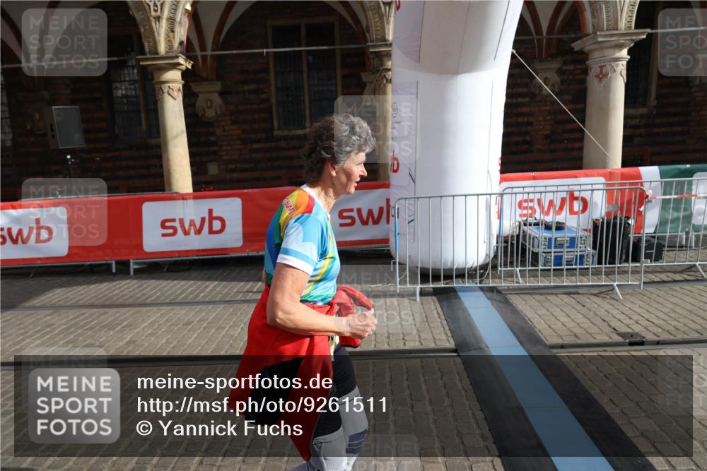 05.10.2025 - 20. swb-Marathon Bremen Yannick Fuchs http://msf.ph/oto/9261511 05.10.2025 11:20:59 Ziel 9405, 10012, 11643 meine-sportfotos.de