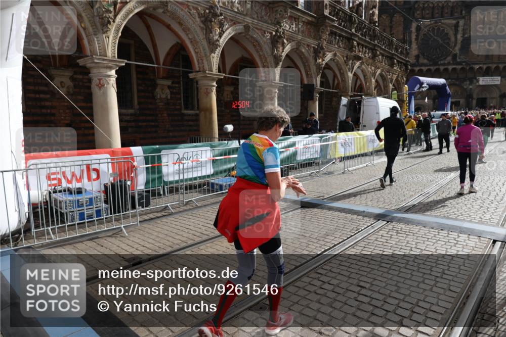 05.10.2025 - 20. swb-Marathon Bremen Yannick Fuchs http://msf.ph/oto/9261546 05.10.2025 11:21:00 Ziel 9405, 10012, 11643 meine-sportfotos.de