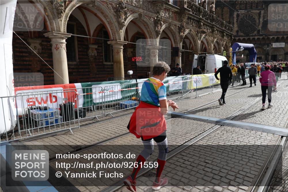 05.10.2025 - 20. swb-Marathon Bremen Yannick Fuchs http://msf.ph/oto/9261559 05.10.2025 11:21:00 Ziel 9405, 10012, 11643 meine-sportfotos.de
