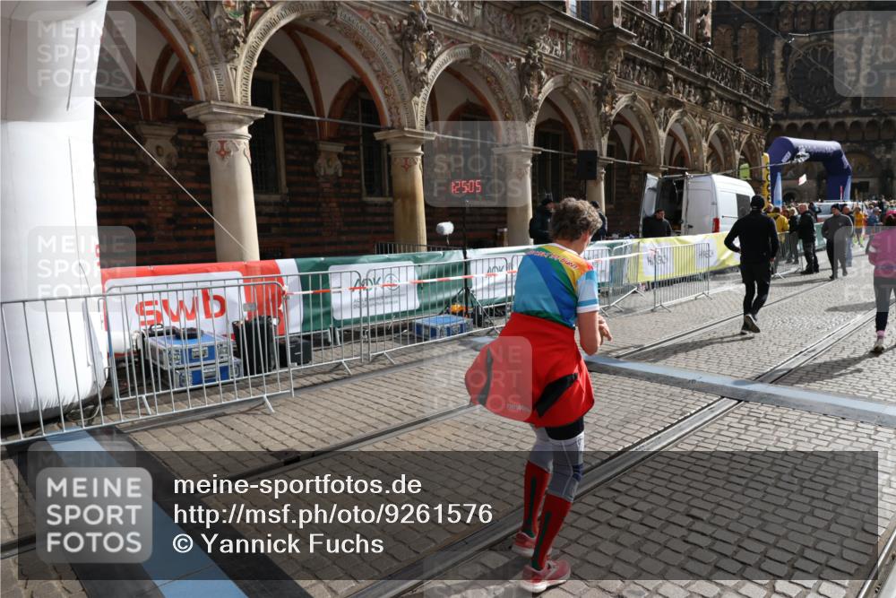 05.10.2025 - 20. swb-Marathon Bremen Yannick Fuchs http://msf.ph/oto/9261576 05.10.2025 11:21:00 Ziel 9405, 10012, 11643 meine-sportfotos.de