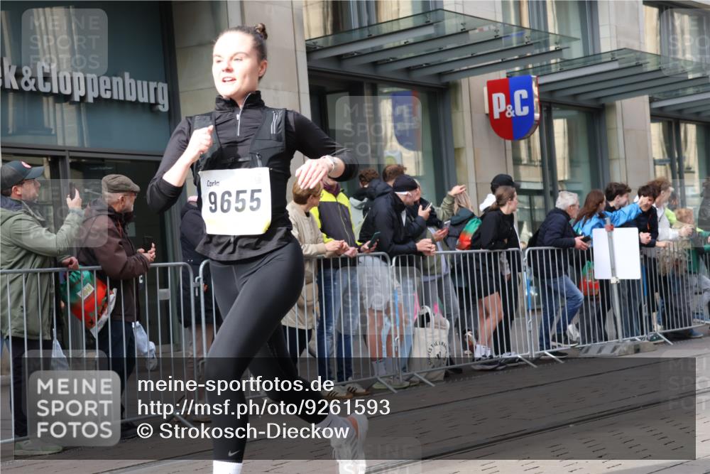 05.10.2025 - 20. swb-Marathon Bremen Strokosch-Dieckow http://msf.ph/oto/9261593 05.10.2025 11:01:40 Ziel 9237, 9324, 9363, 9365, 9426, 9536, 9655, 9686, 10301, 10508, 10558, 10837, 10855, 10879, 10887, 10944, 11014, 11415, 11454, 11459, 11647, 9237, 9324, 9363, 9365, 9426, 9536, 9655, 9686, 10301, 10508, 10558, 10837, 10855, 10879, 10887, 10944, 11014, 11415, 11454, 11459, 11647 meine-sportfotos.de