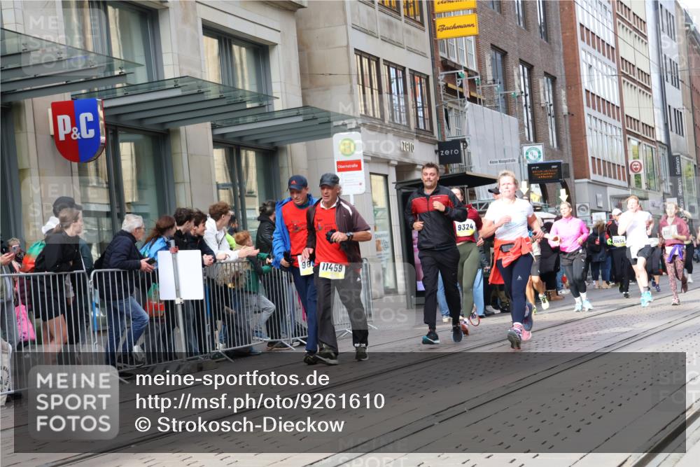 05.10.2025 - 20. swb-Marathon Bremen Strokosch-Dieckow http://msf.ph/oto/9261610 05.10.2025 11:01:42 Ziel 9237, 9324, 9363, 9365, 9426, 9536, 9655, 9686, 10301, 10508, 10558, 10837, 10855, 10879, 10887, 10944, 11014, 11415, 11454, 11459, 11646, 11647, 9237, 9324, 9363, 9365, 9426, 9536, 9655, 9686, 10301, 10508, 10558, 10837, 10855, 10879, 10887, 10944, 11014, 11415, 11454, 11459, 11646, 11647 meine-sportfotos.de