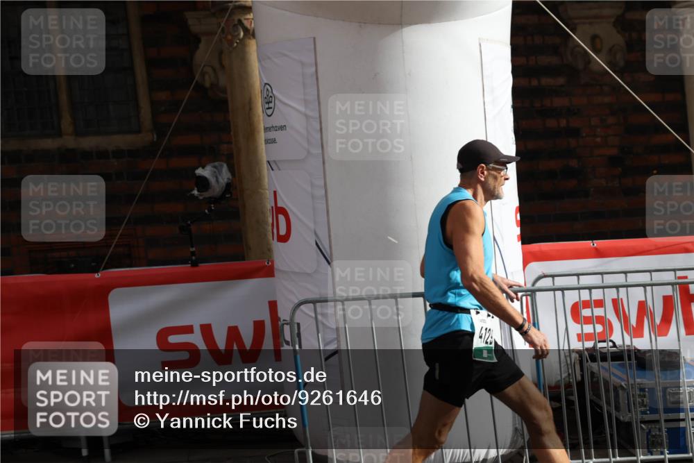 05.10.2025 - 20. swb-Marathon Bremen Yannick Fuchs http://msf.ph/oto/9261646 05.10.2025 11:21:04 Ziel 10012, 10913 meine-sportfotos.de