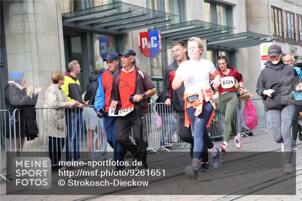 05.10.2025 - 20. swb-Marathon Bremen Strokosch-Dieckow http://msf.ph/oto/9261651 05.10.2025 11:01:44 Ziel 9324, 9363, 9365, 9426, 9536, 9655, 9686, 10301, 10508, 10558, 10837, 10855, 10879, 10887, 10944, 11014, 11340, 11415, 11454, 11459, 11646, 11647, 9324, 9363, 9365, 9426, 9536, 9655, 9686, 10301, 10508, 10558, 10837, 10855, 10879, 10887, 10944, 11014, 11340, 11415, 11454, 11459, 11646, 11647 meine-sportfotos.de
