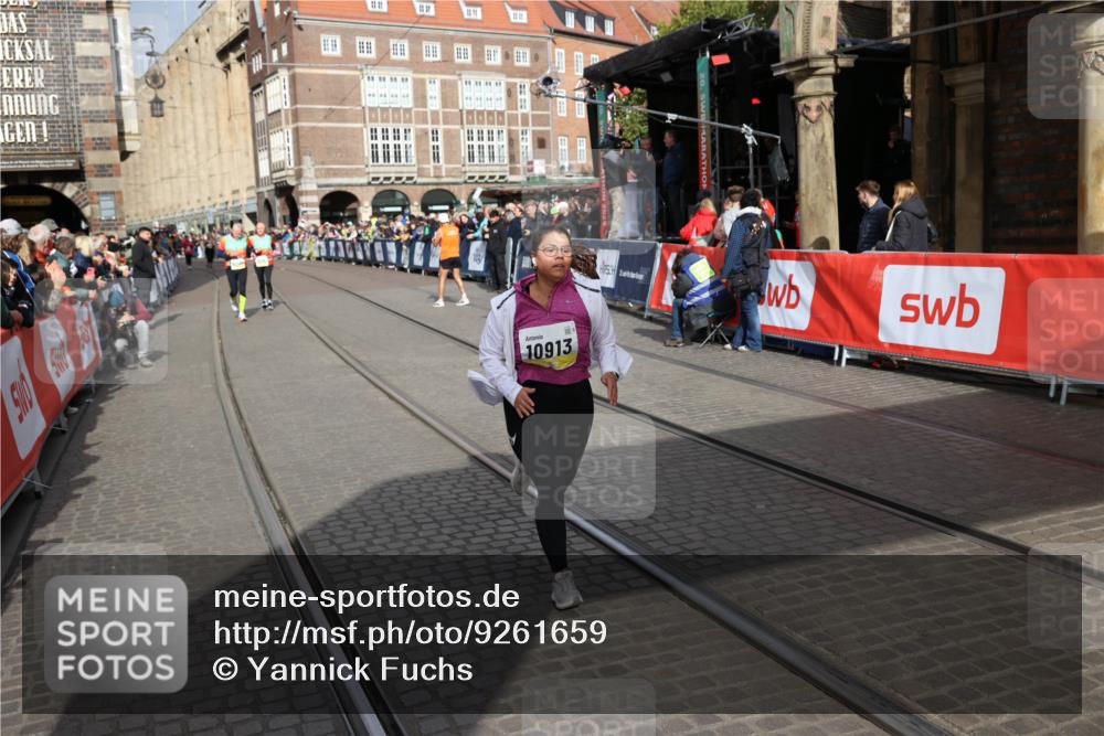 05.10.2025 - 20. swb-Marathon Bremen Yannick Fuchs http://msf.ph/oto/9261659 05.10.2025 11:21:05 Ziel 10012, 10913 meine-sportfotos.de