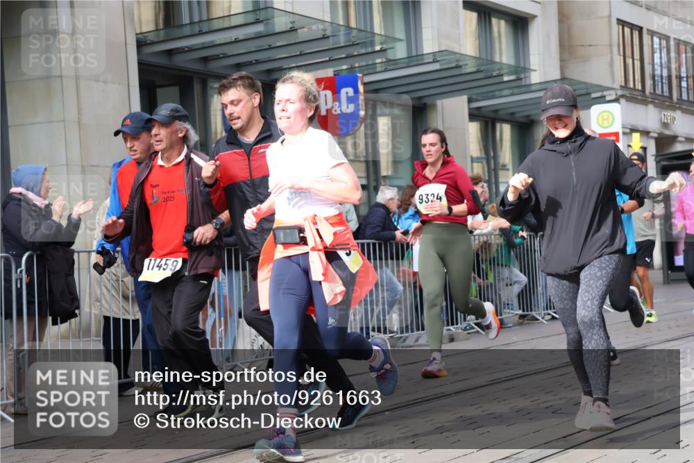 05.10.2025 - 20. swb-Marathon Bremen Strokosch-Dieckow http://msf.ph/oto/9261663 05.10.2025 11:01:44 Ziel 9324, 9363, 9365, 9426, 9536, 9655, 9686, 10301, 10508, 10558, 10837, 10855, 10879, 10887, 10944, 11014, 11340, 11415, 11454, 11459, 11646, 11647, 9324, 9363, 9365, 9426, 9536, 9655, 9686, 10301, 10508, 10558, 10837, 10855, 10879, 10887, 10944, 11014, 11340, 11415, 11454, 11459, 11646, 11647 meine-sportfotos.de