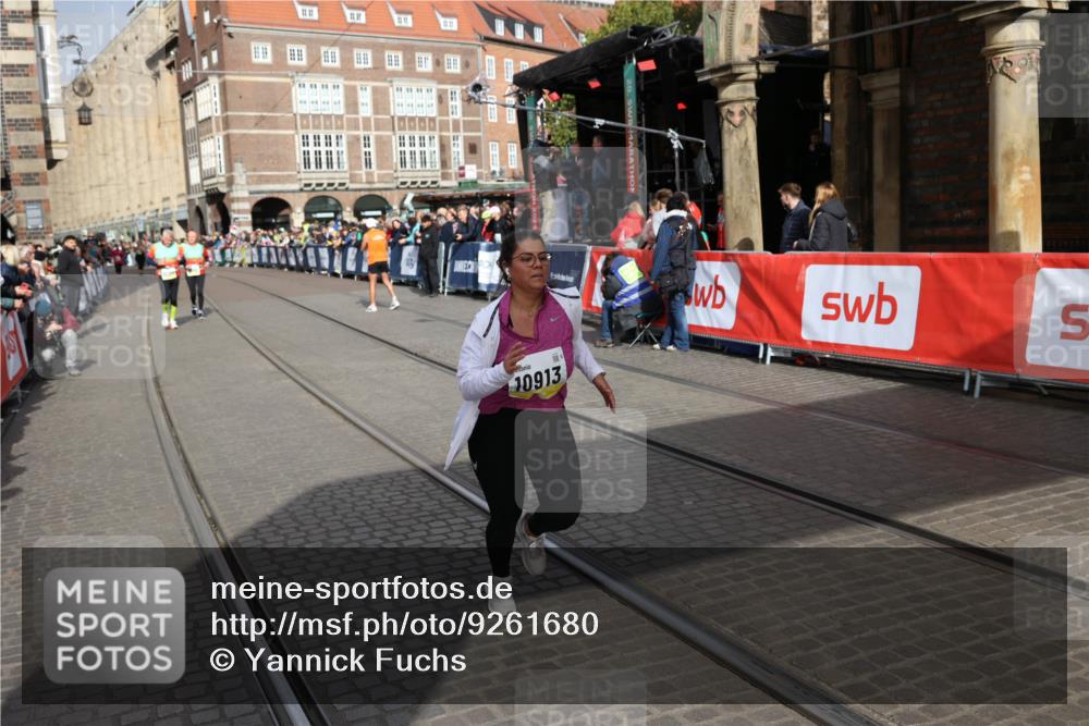 05.10.2025 - 20. swb-Marathon Bremen Yannick Fuchs http://msf.ph/oto/9261680 05.10.2025 11:21:05 Ziel 10012, 10913 meine-sportfotos.de