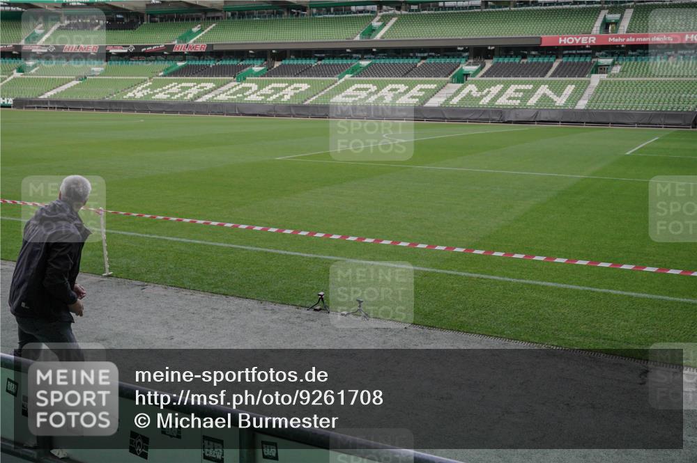 05.10.2025 - 20. swb-Marathon Bremen Michael Burmester http://msf.ph/oto/9261708 05.10.2025 11:01:07 Laufen im Stadion  meine-sportfotos.de