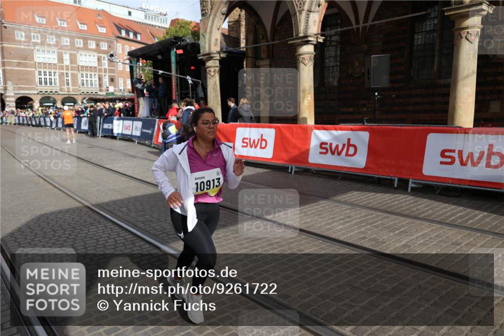 05.10.2025 - 20. swb-Marathon Bremen Yannick Fuchs http://msf.ph/oto/9261722 05.10.2025 11:21:06 Ziel 10012, 10913 meine-sportfotos.de