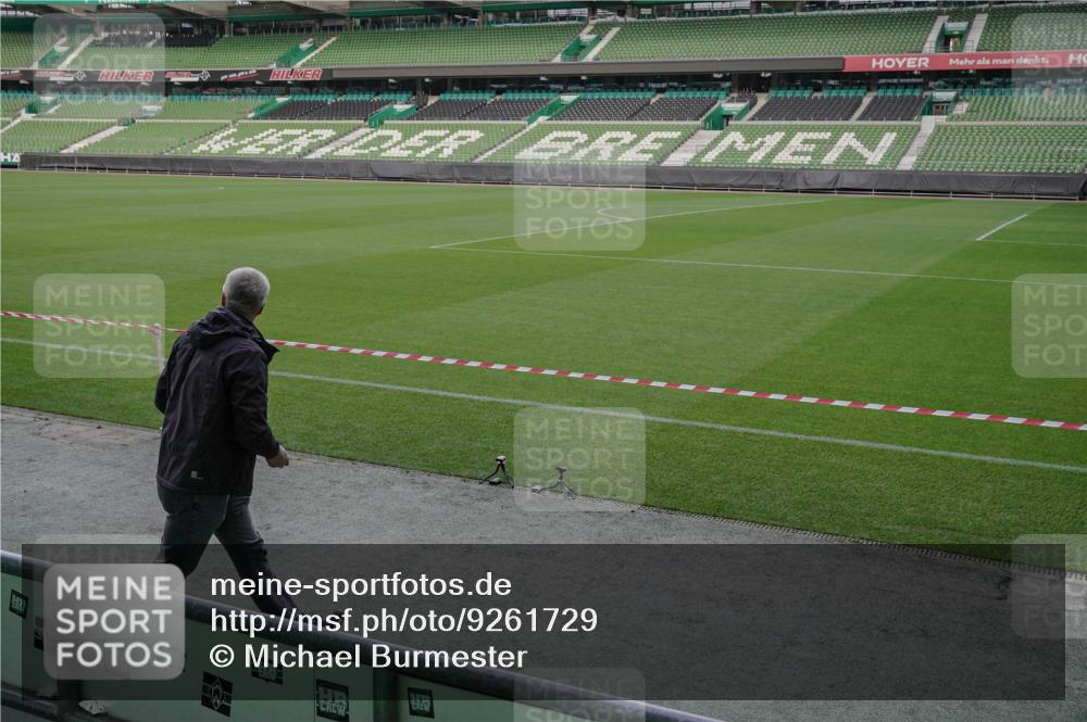 05.10.2025 - 20. swb-Marathon Bremen Michael Burmester http://msf.ph/oto/9261729 05.10.2025 11:01:08 Laufen im Stadion  meine-sportfotos.de