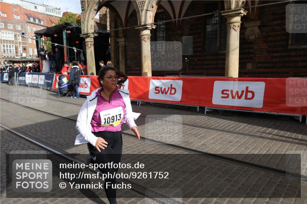 05.10.2025 - 20. swb-Marathon Bremen Yannick Fuchs http://msf.ph/oto/9261752 05.10.2025 11:21:06 Ziel 10012, 10913 meine-sportfotos.de