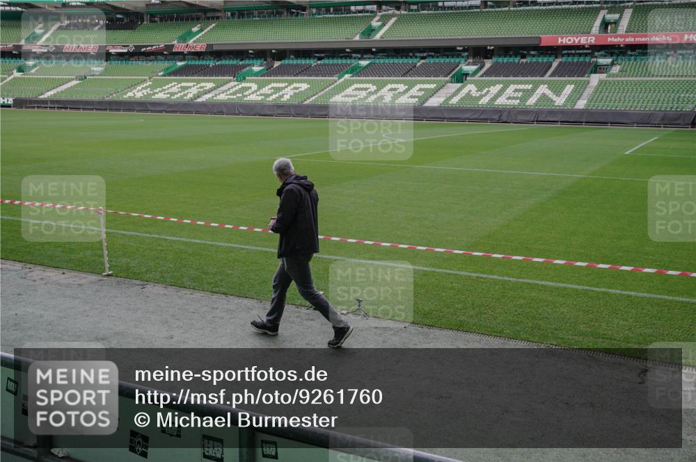 05.10.2025 - 20. swb-Marathon Bremen Michael Burmester http://msf.ph/oto/9261760 05.10.2025 11:02:41 Laufen im Stadion  meine-sportfotos.de