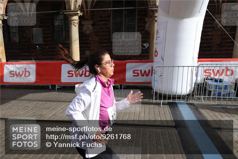05.10.2025 - 20. swb-Marathon Bremen Yannick Fuchs http://msf.ph/oto/9261768 05.10.2025 11:21:06 Ziel 10012, 10913 meine-sportfotos.de