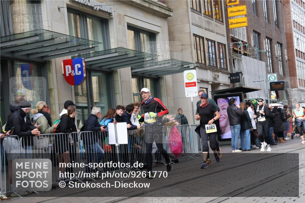 05.10.2025 - 20. swb-Marathon Bremen Strokosch-Dieckow http://msf.ph/oto/9261770 05.10.2025 11:01:48 Ziel 9324, 9363, 9426, 9536, 9686, 9748, 10130, 10301, 10508, 10821, 10829, 10837, 10855, 10879, 10887, 10944, 11014, 11340, 11415, 11454, 11459, 11646, 9324, 9363, 9426, 9536, 9686, 9748, 10130, 10301, 10508, 10821, 10829, 10837, 10855, 10879, 10887, 10944, 11014, 11340, 11415, 11454, 11459, 11646 meine-sportfotos.de