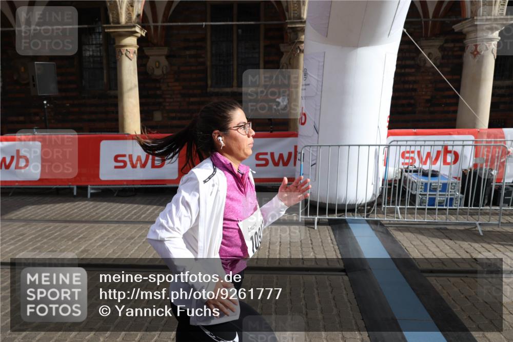 05.10.2025 - 20. swb-Marathon Bremen Yannick Fuchs http://msf.ph/oto/9261777 05.10.2025 11:21:06 Ziel 10012, 10913 meine-sportfotos.de