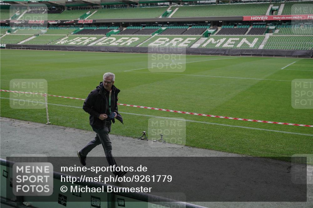 05.10.2025 - 20. swb-Marathon Bremen Michael Burmester http://msf.ph/oto/9261779 05.10.2025 11:02:50 Laufen im Stadion  meine-sportfotos.de