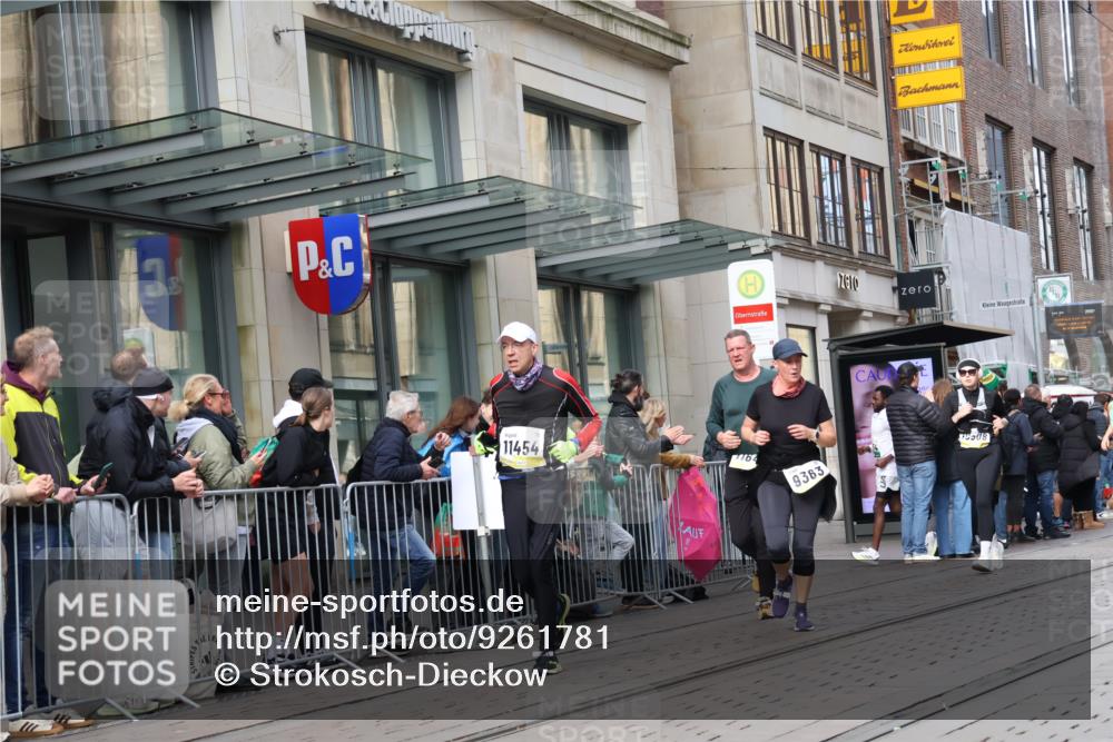 05.10.2025 - 20. swb-Marathon Bremen Strokosch-Dieckow http://msf.ph/oto/9261781 05.10.2025 11:01:49 Ziel 9324, 9363, 9426, 9536, 9686, 9748, 10130, 10301, 10508, 10821, 10829, 10837, 10855, 10879, 10887, 10944, 11014, 11340, 11386, 11415, 11454, 11459, 11646, 9324, 9363, 9426, 9536, 9686, 9748, 10130, 10301, 10508, 10821, 10829, 10837, 10855, 10879, 10887, 10944, 11014, 11340, 11386, 11415, 11454, 11459, 11646 meine-sportfotos.de